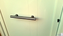 puerta aluminio lacado blanco panel impreso lineas detalle tirador