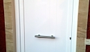 puerta aluminio lacado blanco panel impreso lineas